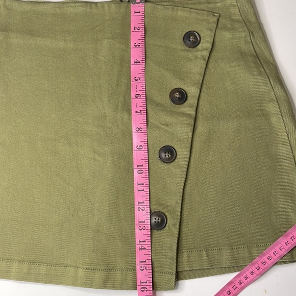 Harper Heritage Olive green skirt with buttons in a size Medium - Picture 6 of 9